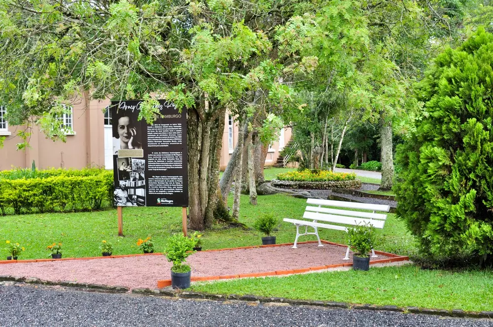 Belo jardim em Rio Negro homenageia Aracy Guimarães Rosa